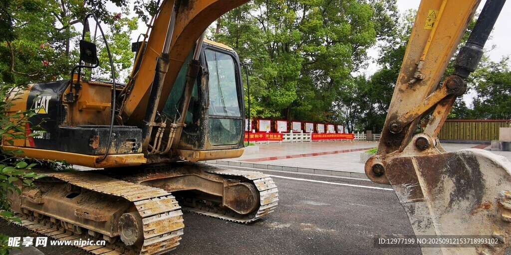 道路施工中的黄色挖掘机