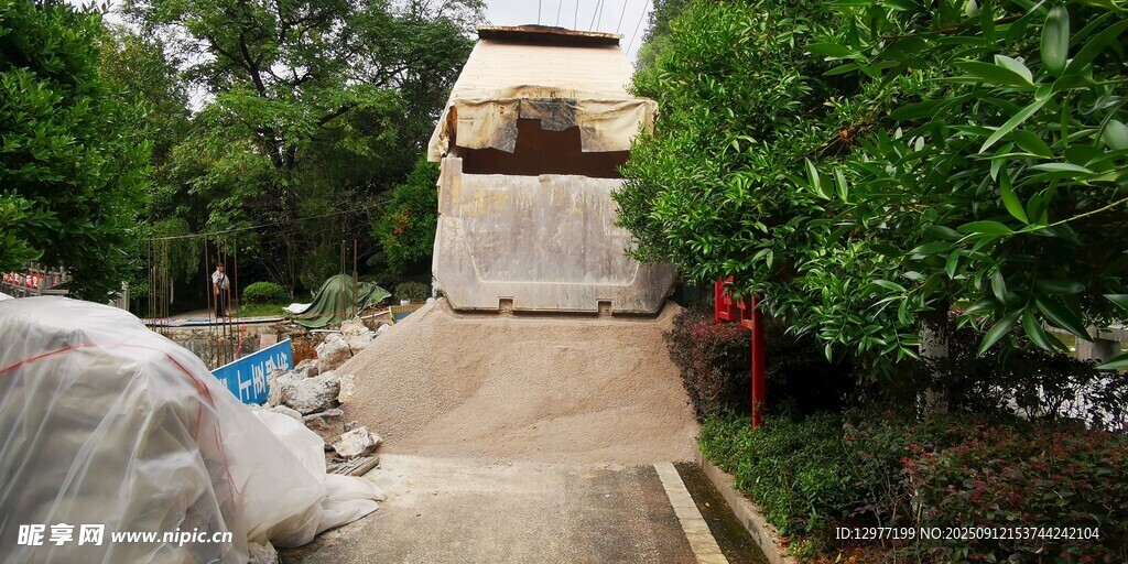 户外庭院建筑施工场景