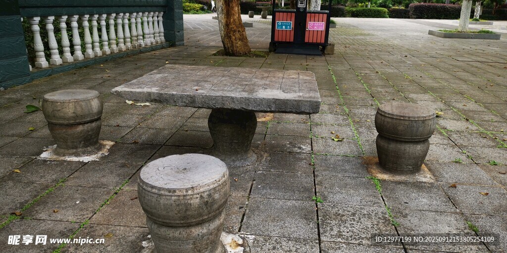 户外石桌石凳休闲场景