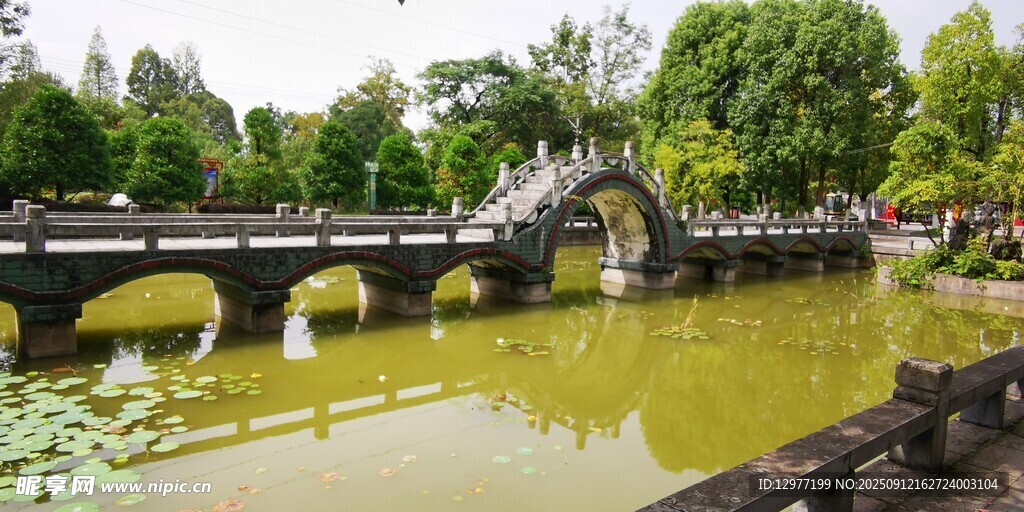 古桥横跨绿水间