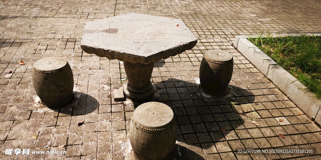 户外石桌石凳休闲场景