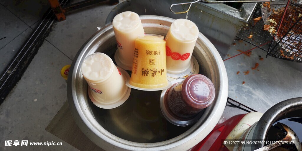 锅中煮着小米粥 豆奶