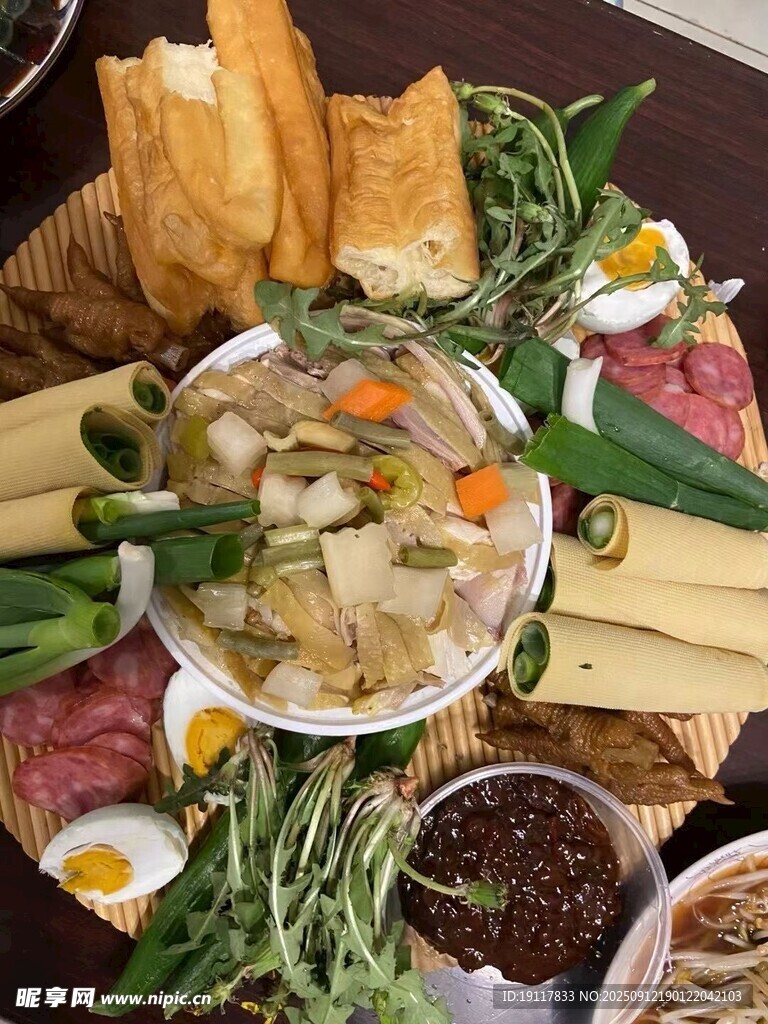 丰盛多样的美食拼盘