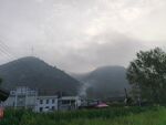 山间村落云雾缭绕美景