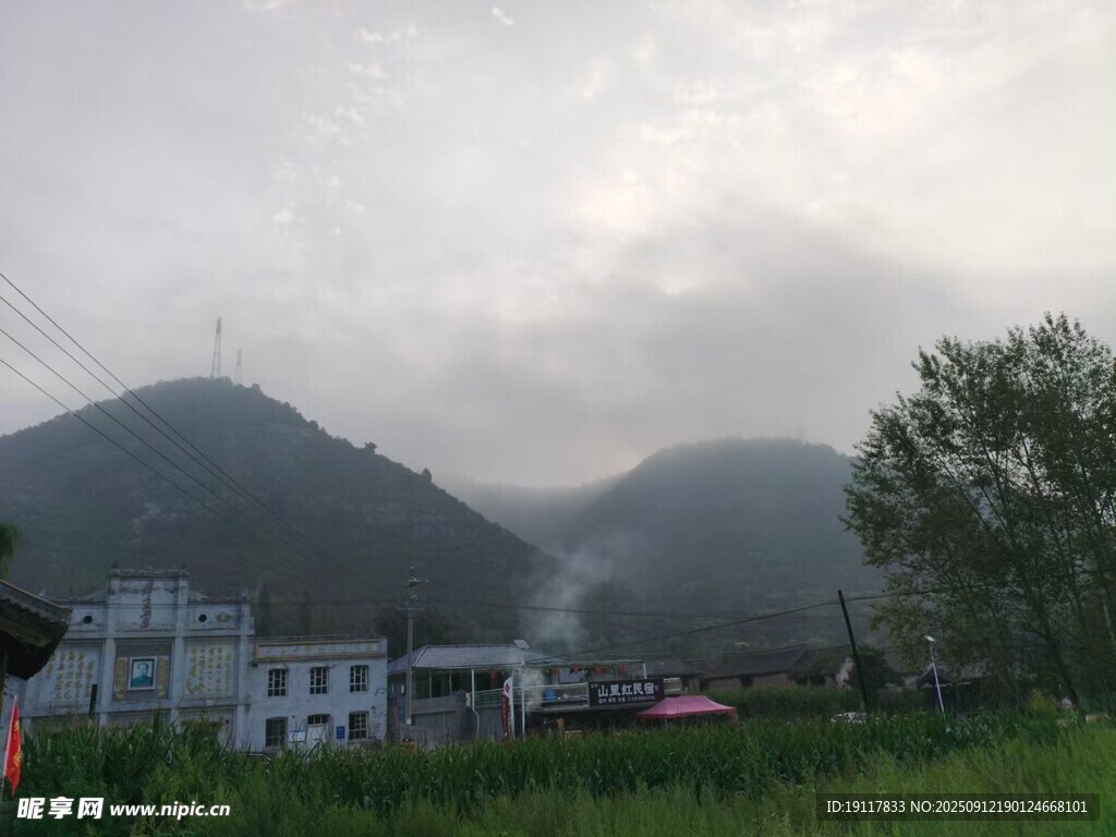 山间村落云雾缭绕美景