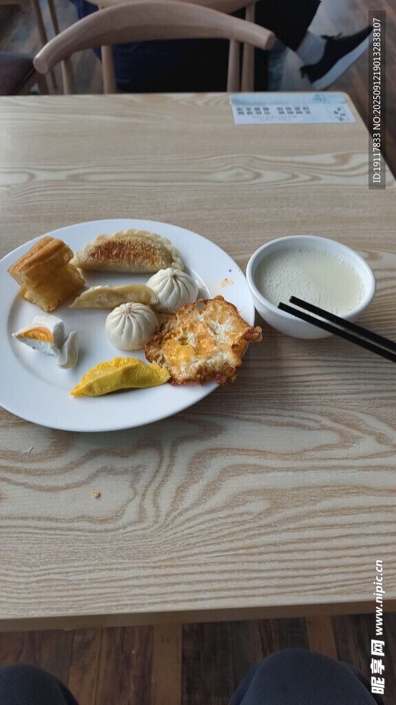 餐桌上的剩余餐食
