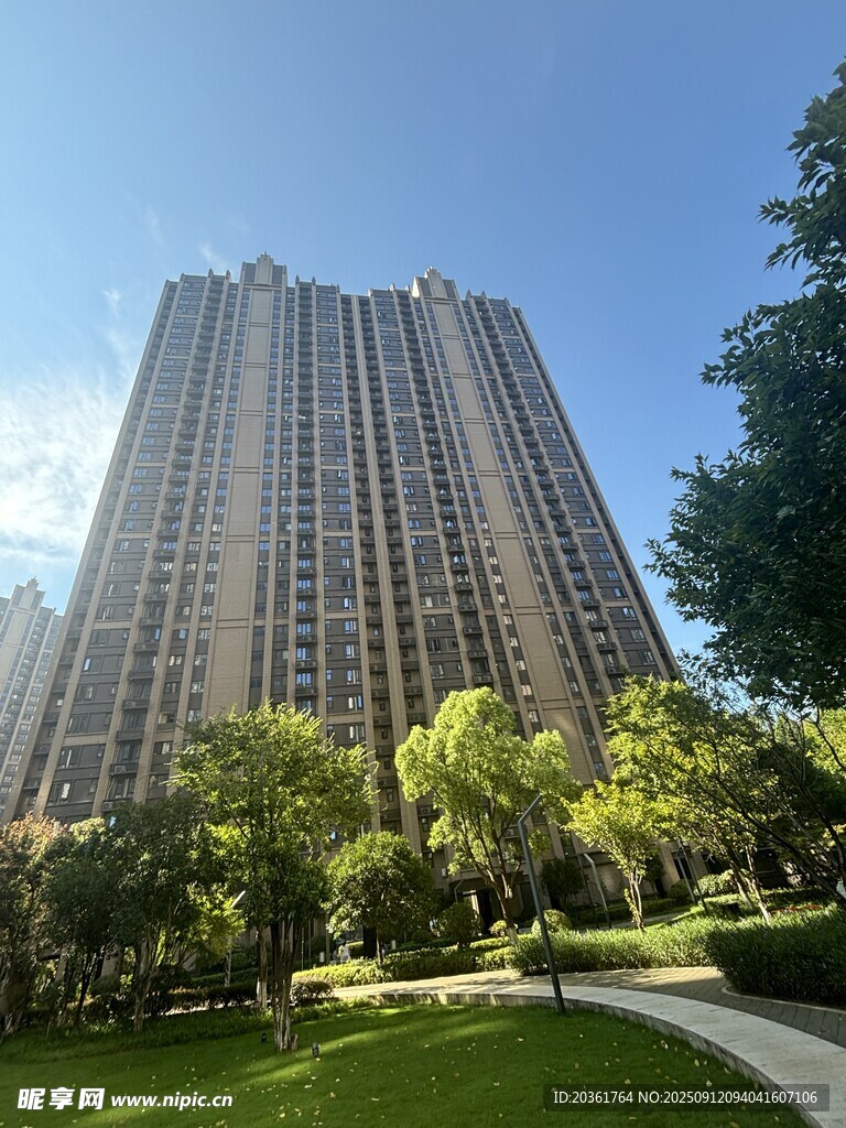 高层住宅旁的绿意景观