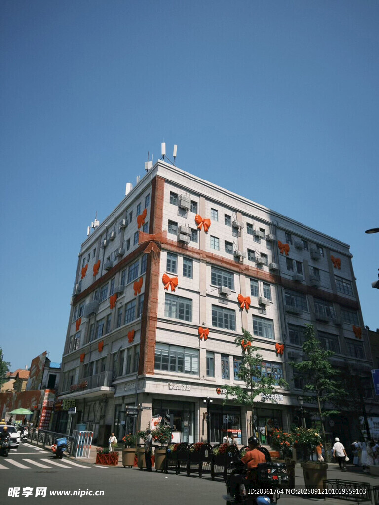 城市街角多彩建筑