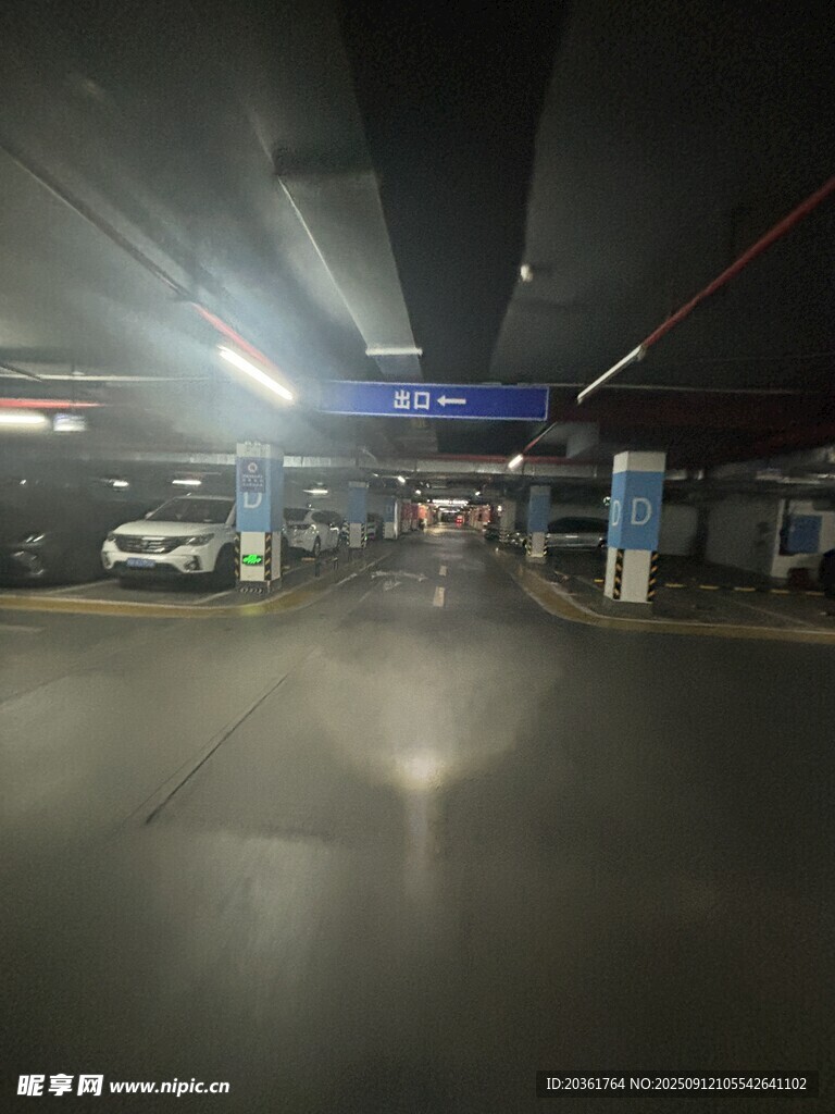 地下停车场内景