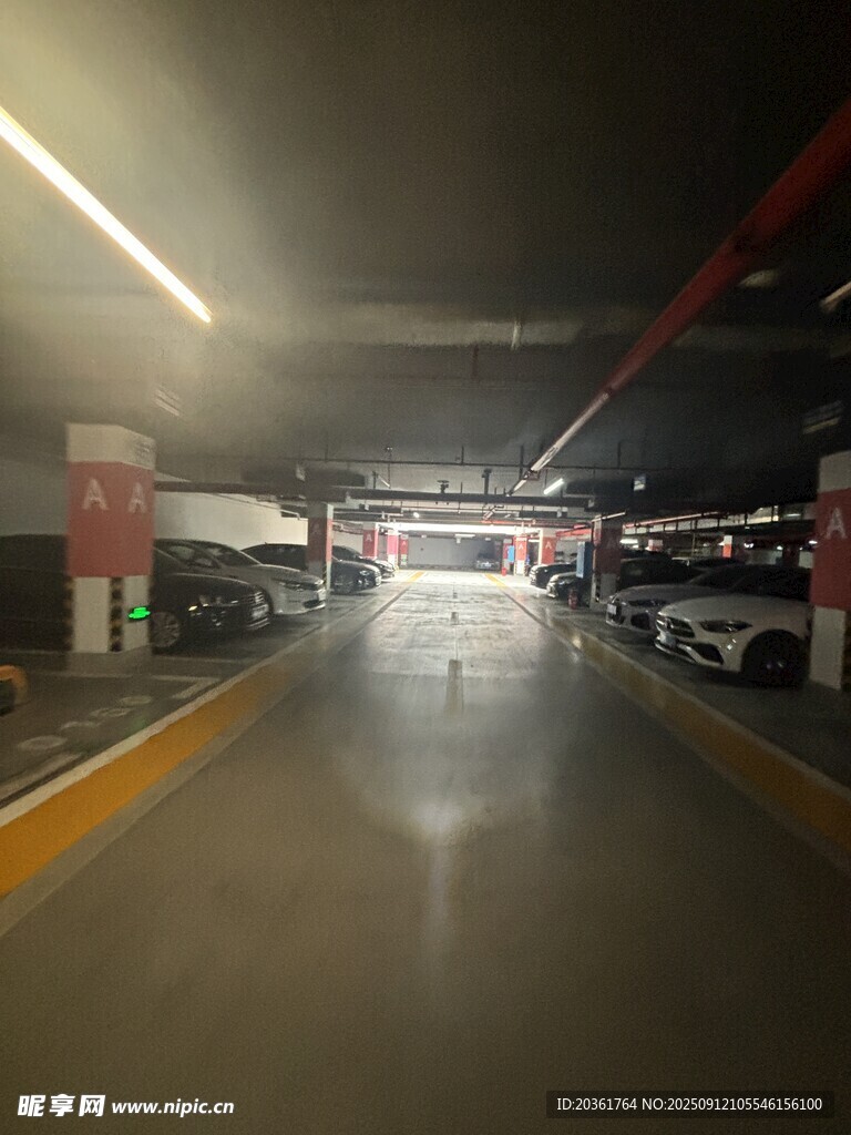 地下停车场内的空旷场景