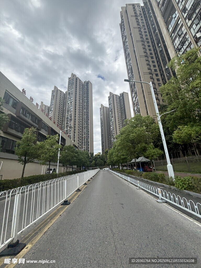 城市道路旁的高楼景观