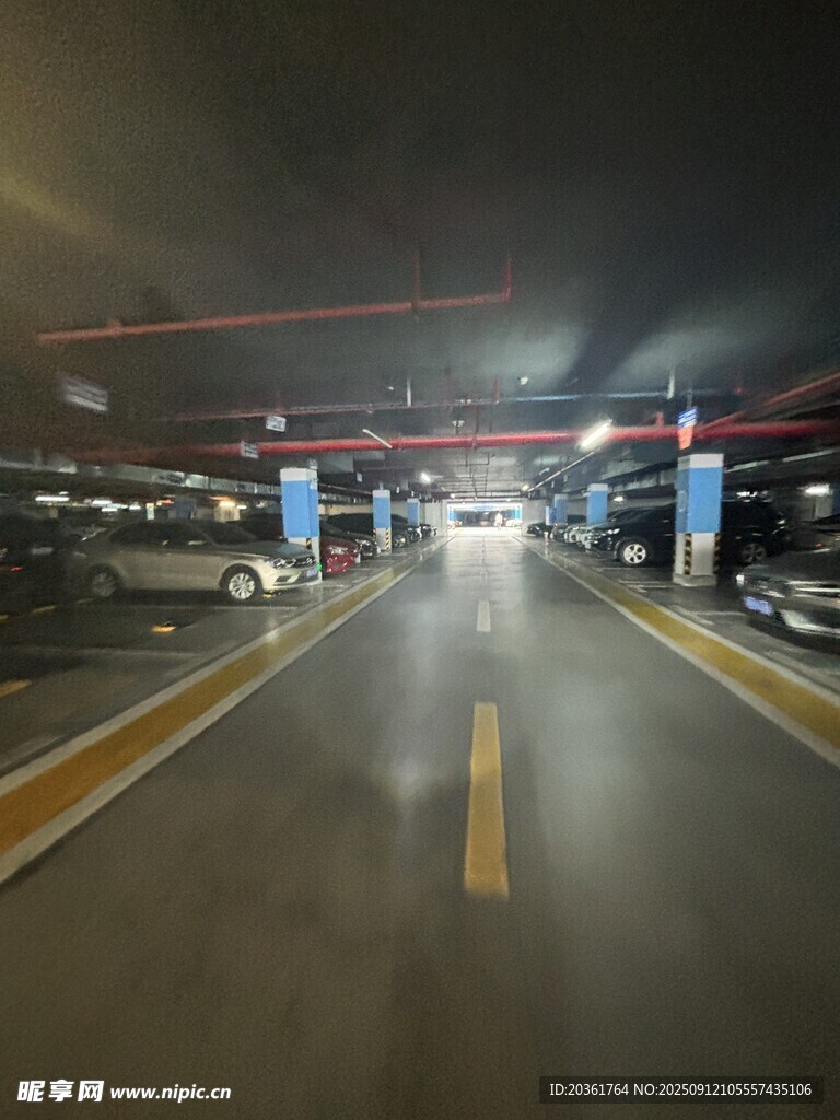 地下停车场内的空旷通道
