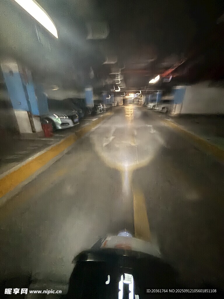 夜晚骑行视角下的街道景象