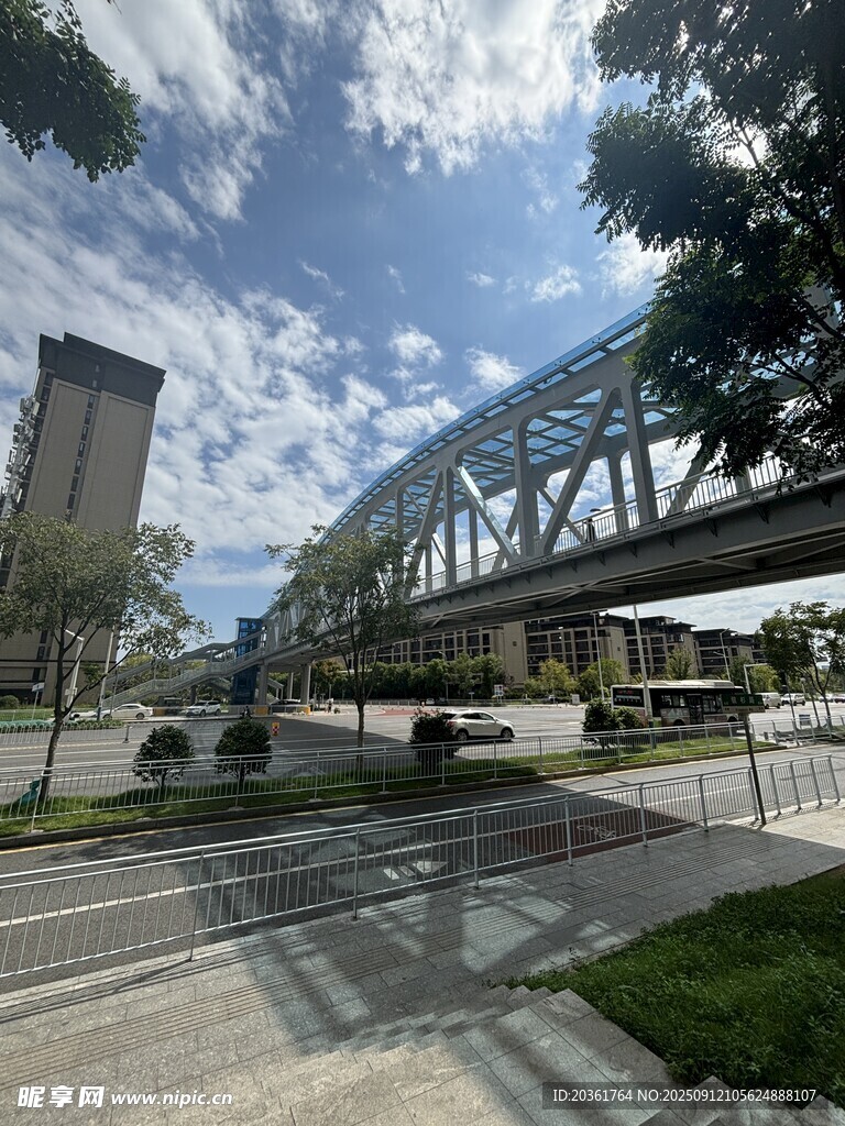 城市中的钢铁桥梁景观