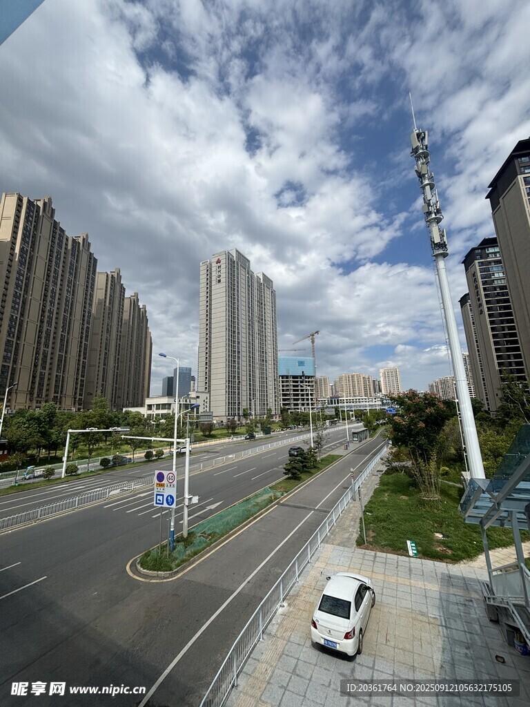 城市宽阔道路与林立高楼