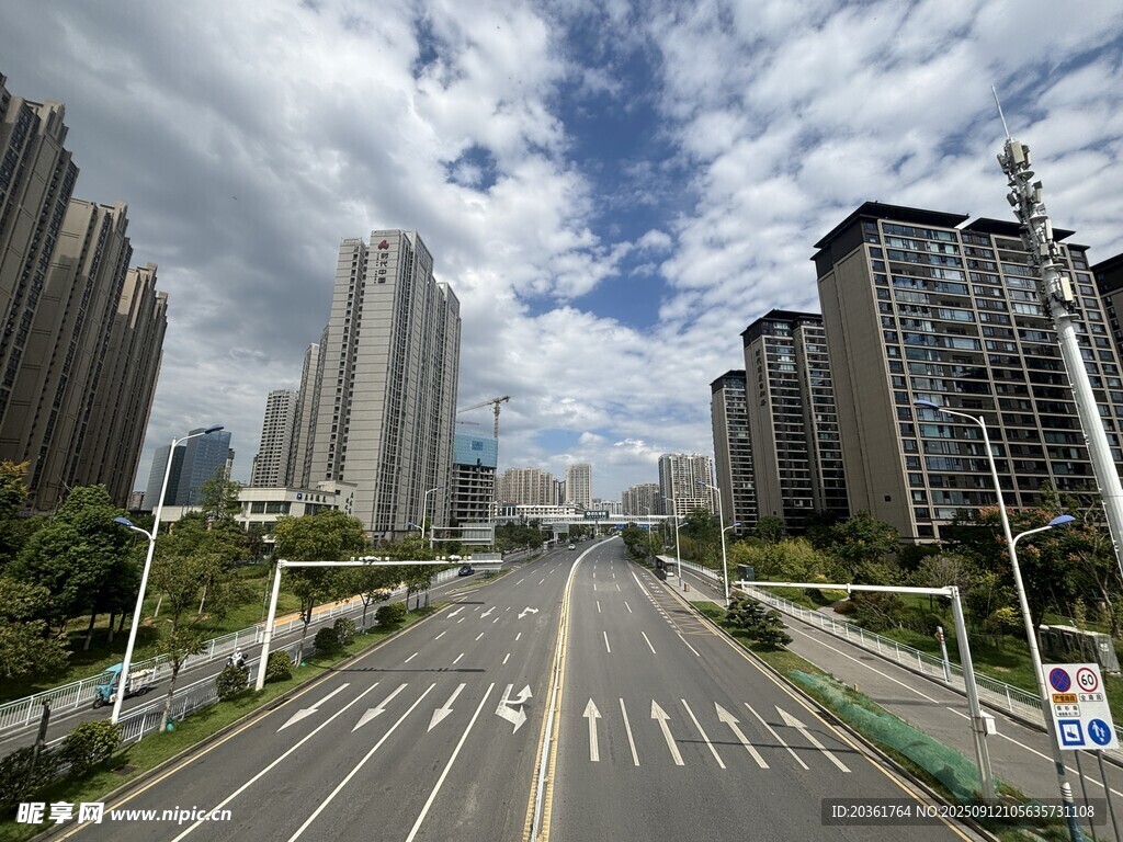 城市宽阔道路与林立高楼