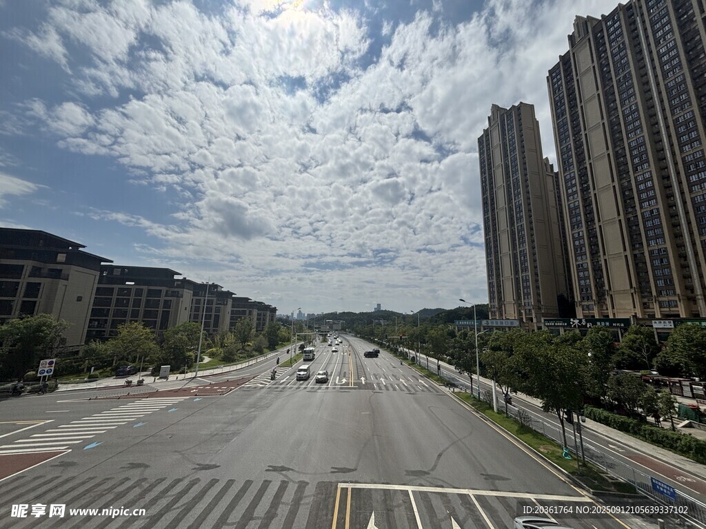 城市宽阔道路与高楼景观