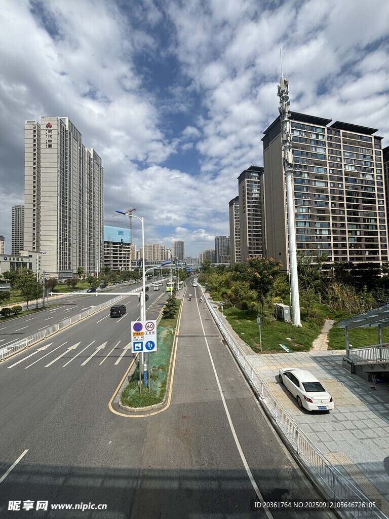 城市宽阔道路与高楼景观