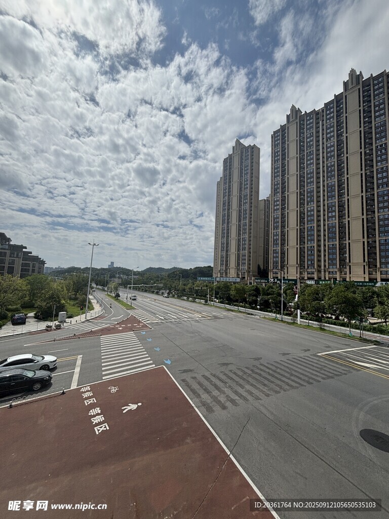 城市宽阔道路旁的高楼景观