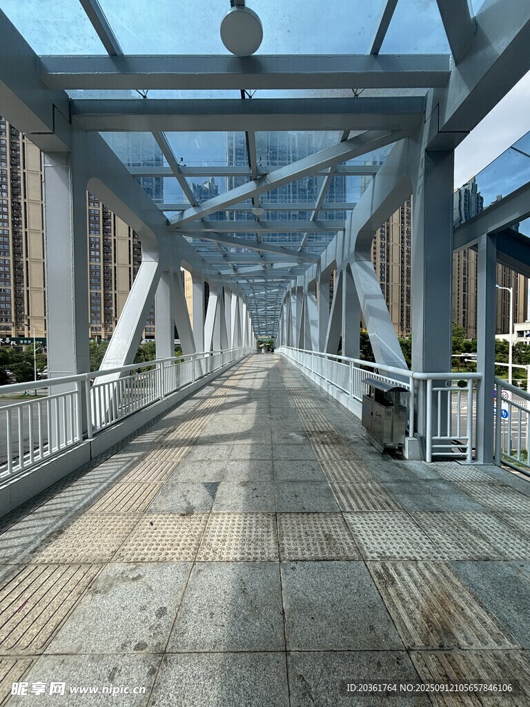 城市中的钢结构行人天桥