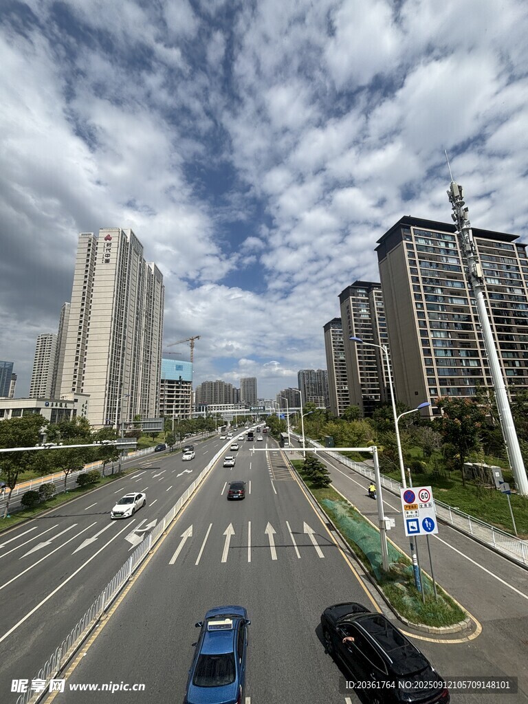 城市宽阔道路与林立高楼