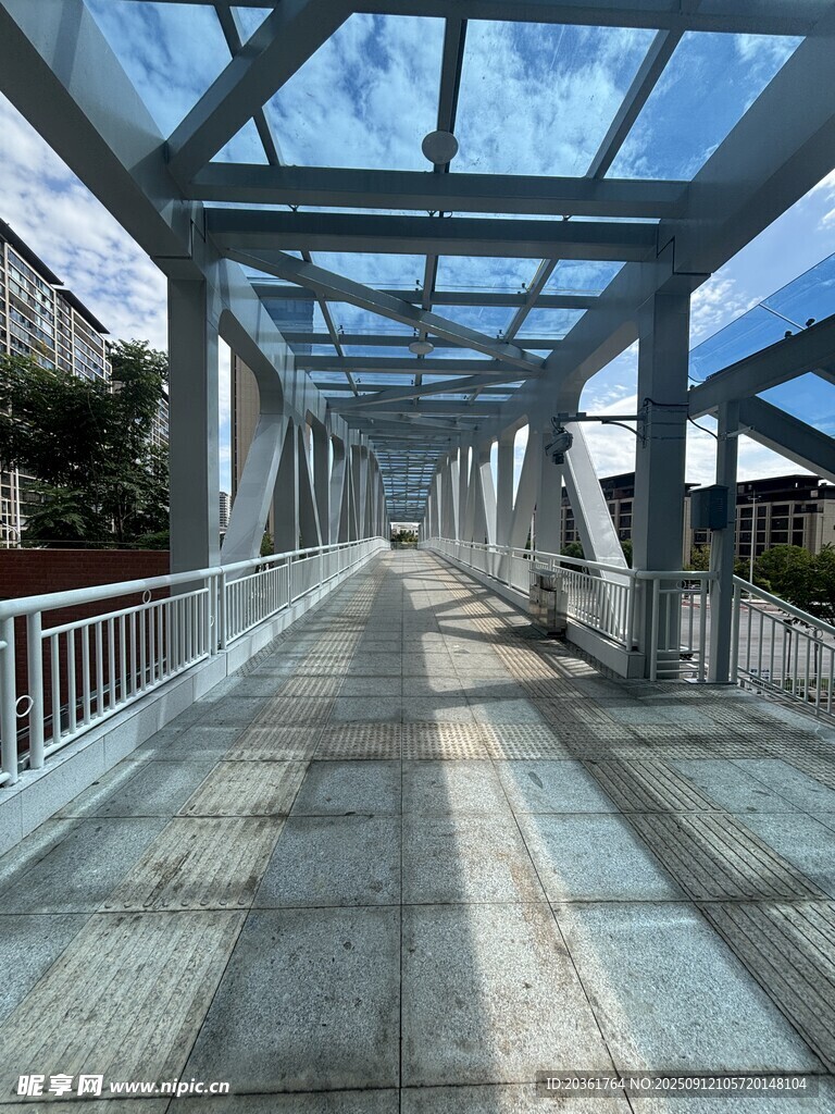 现代风格户外玻璃廊道