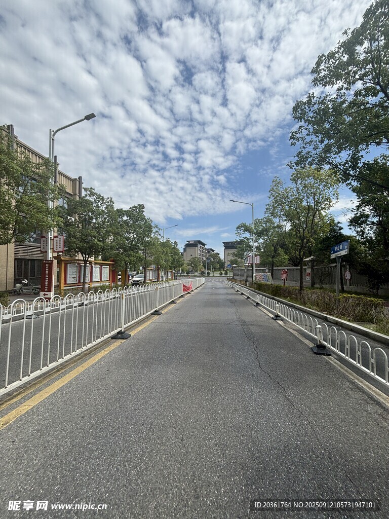空旷宁静的城市街道景象