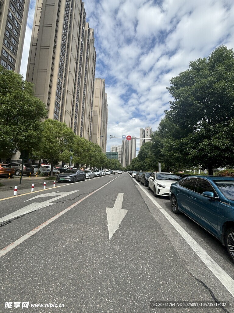 城市道路上的车辆与指示箭头