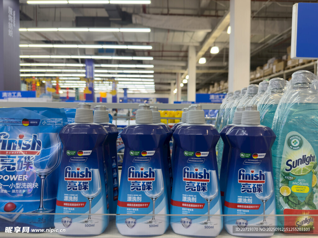 超市货架上的罐装清洁用品