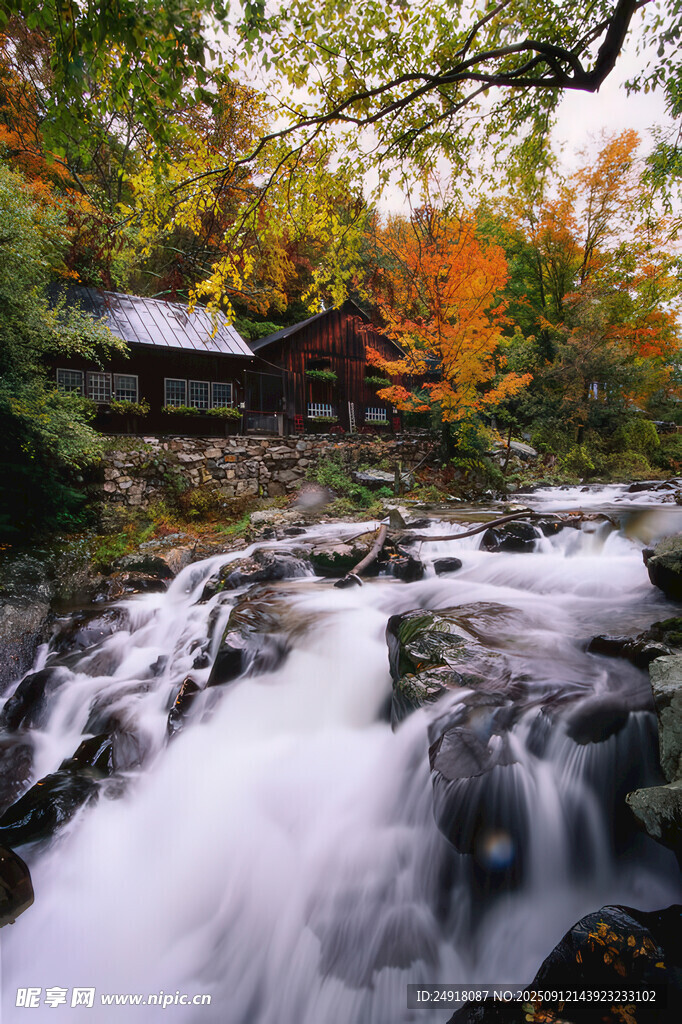 秋日溪边小屋灵动流水景