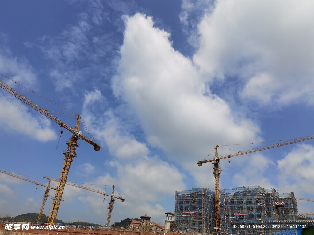 工地塔吊林立的建设场景