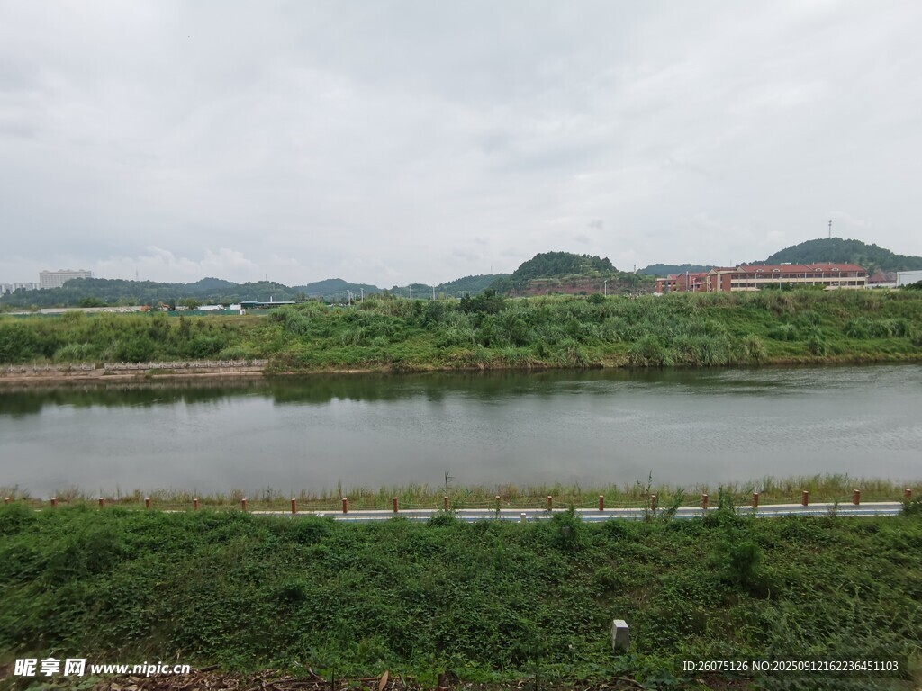 乡村河畔风景