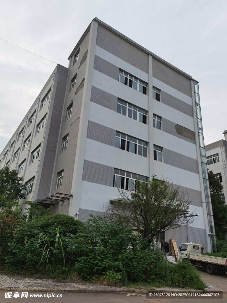 多层灰白建筑外观景象