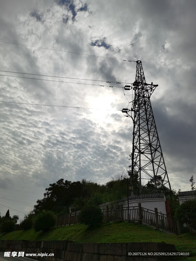 高耸电塔与空中乌云
