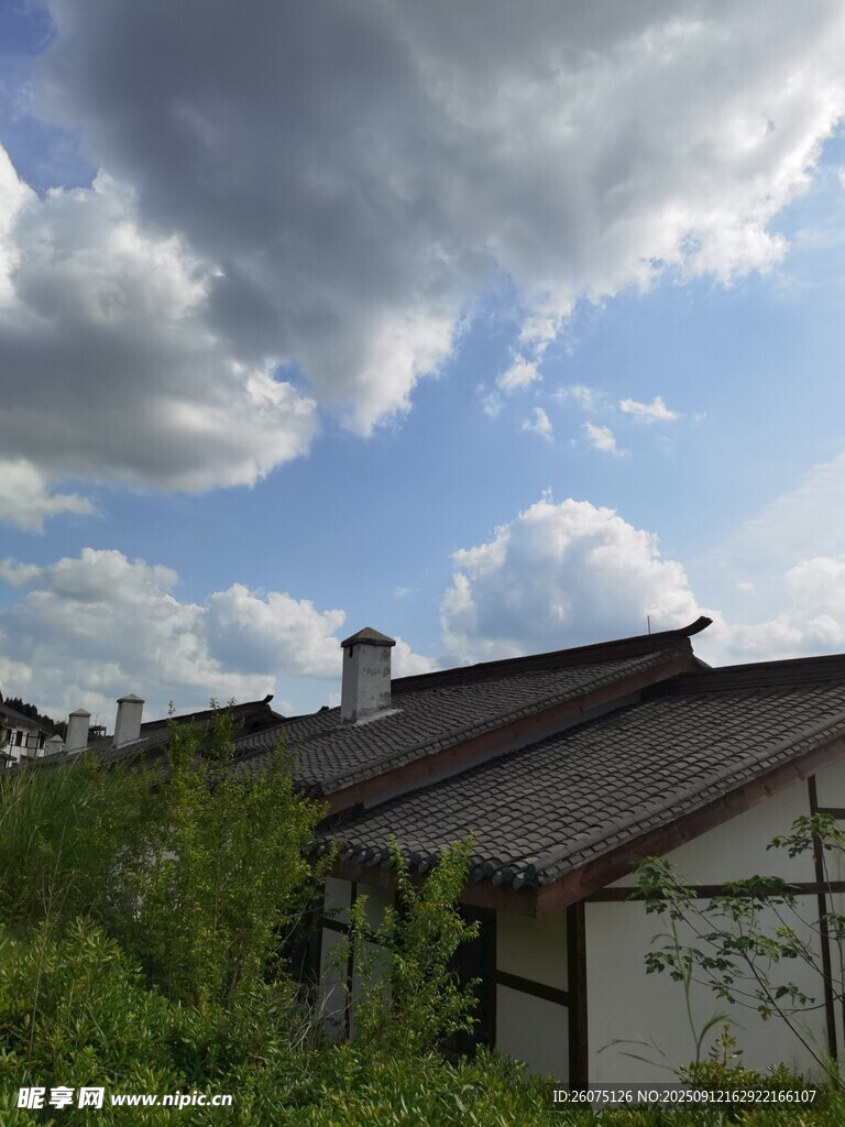 中式屋顶与蓝天白云绿树