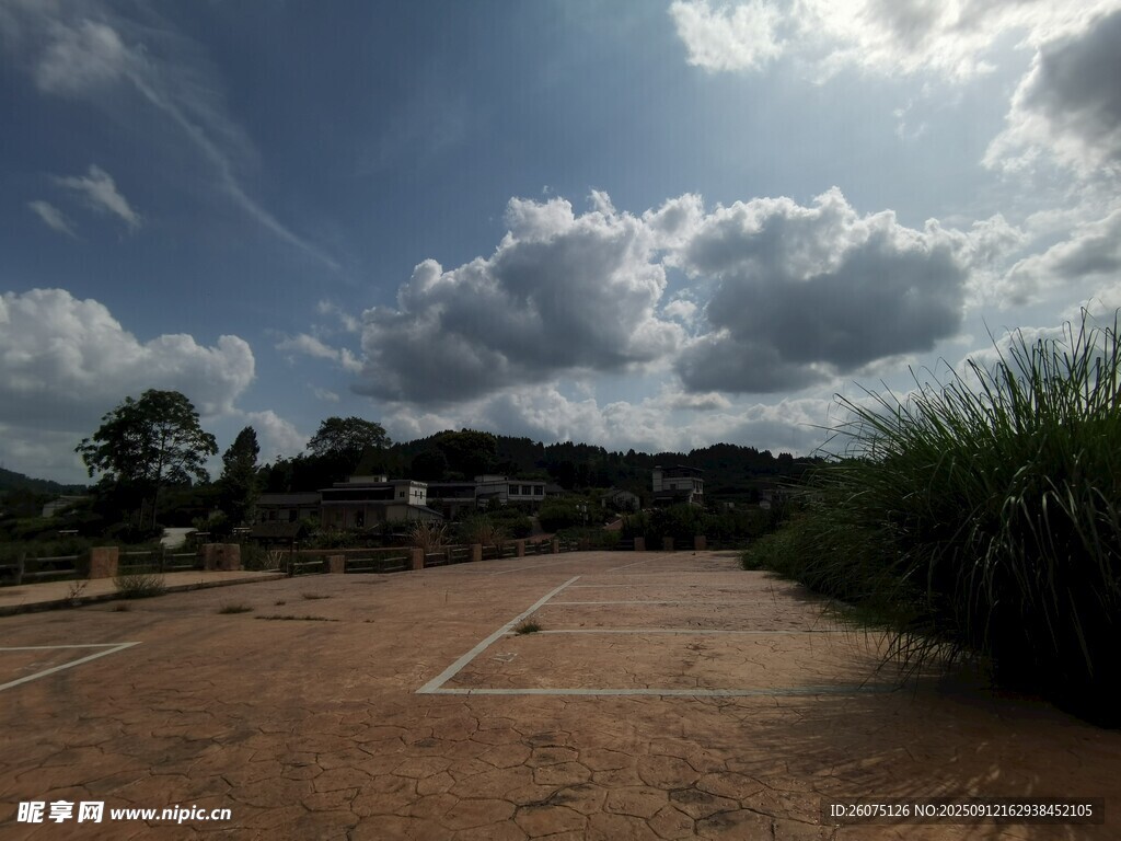 乡村户外开阔停车场场景