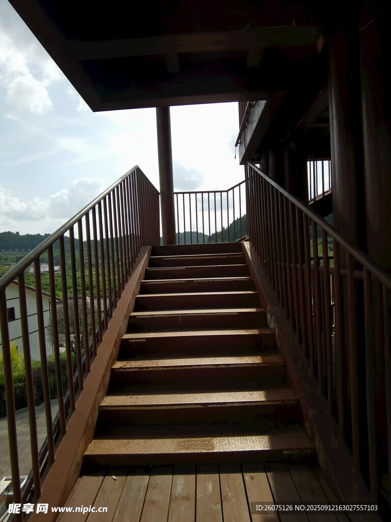木质楼梯通向户外风景
