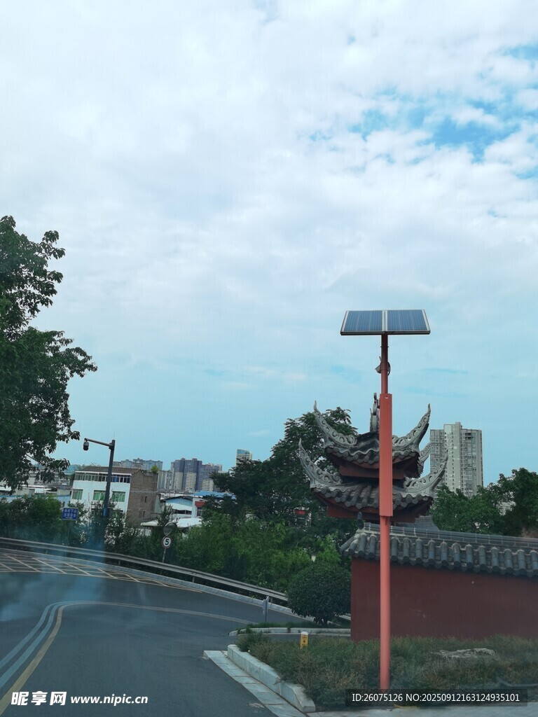 乡村道路旁的中式建筑与路灯