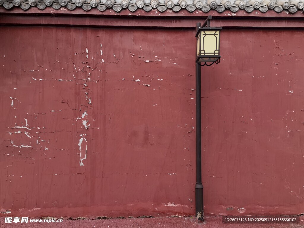 复古红墙配宫灯