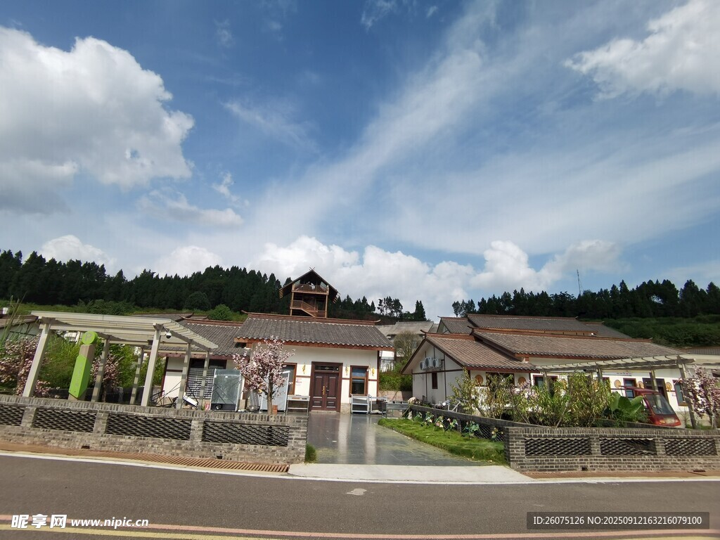 中式风格建筑蓝天白云相伴