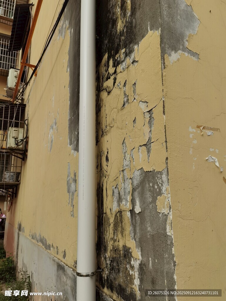 老旧斑驳墙面与管道