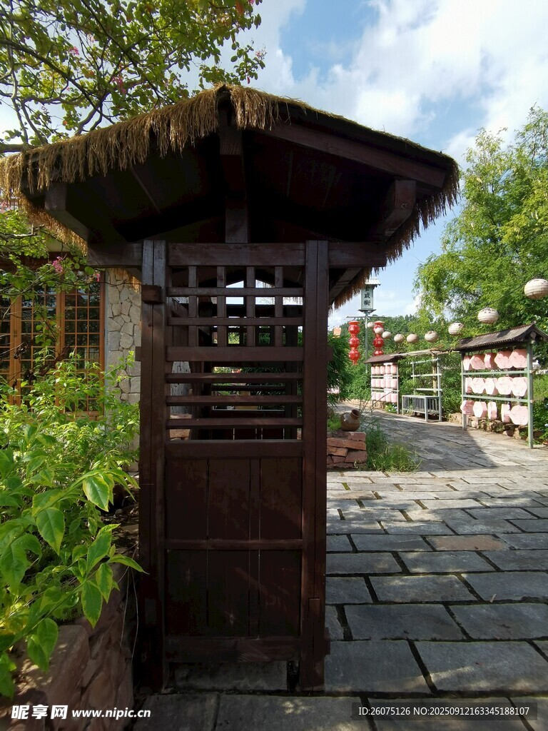 古朴街边木质小屋