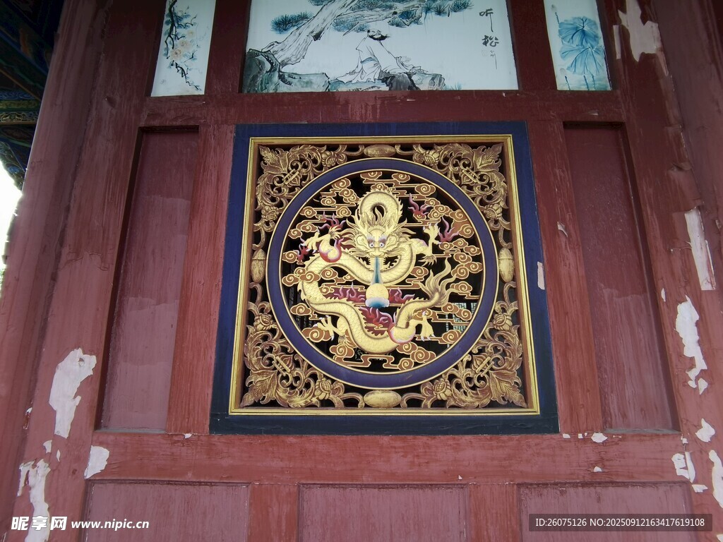中式门上精美金色浮雕图案