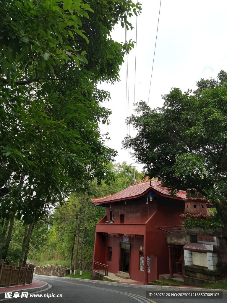 林间红顶小屋