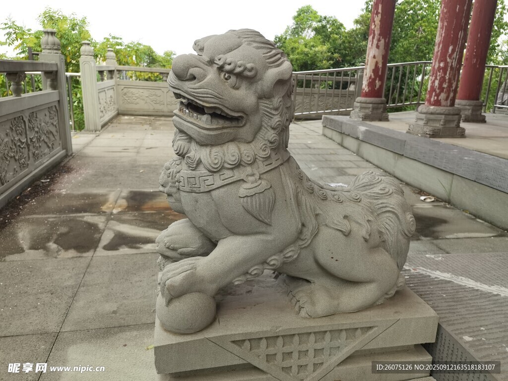 石狮子雕塑古朴威严