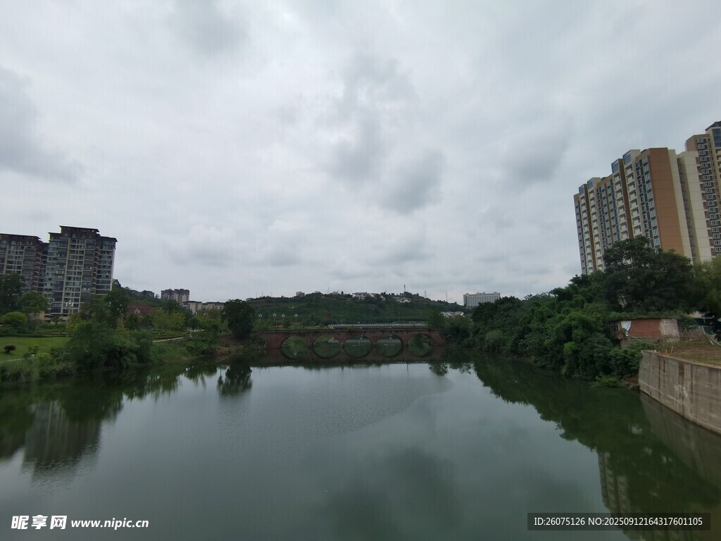 河畔城市风光
