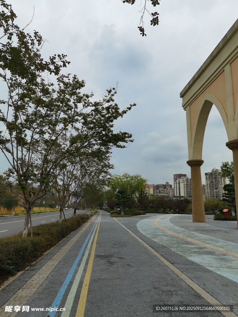 空旷道路旁的拱形建筑