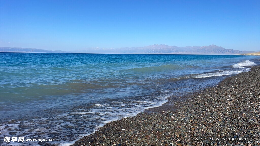 赛里木湖湖边沙滩 蔚蓝湖水美景