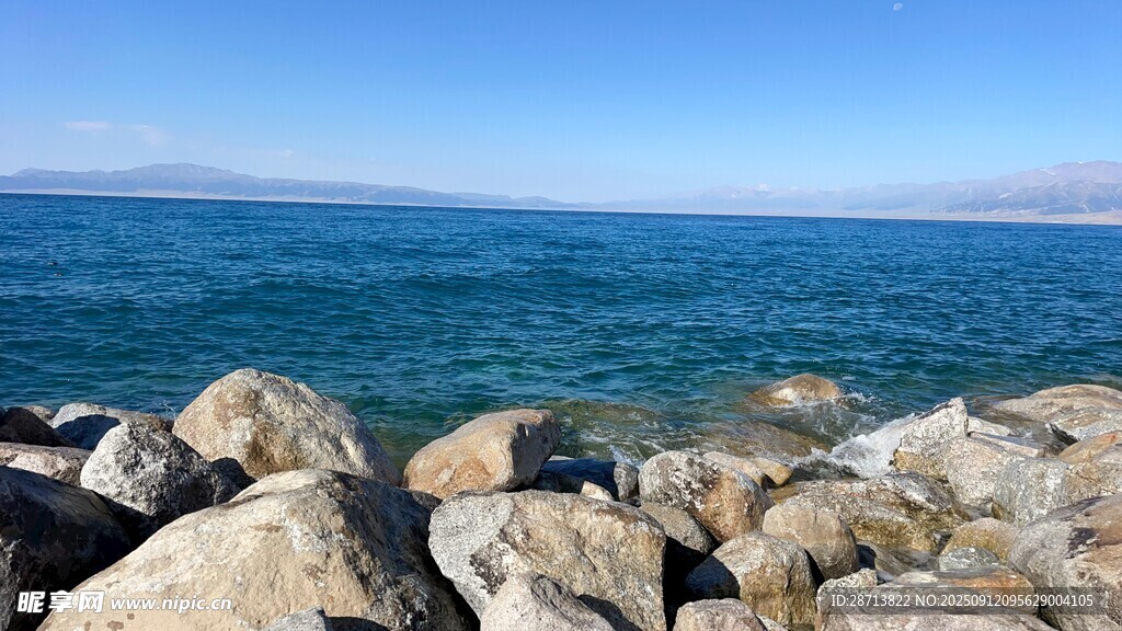 赛里木湖湖边岩石与湛蓝天空