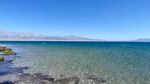 赛里木湖清澈湖水美景